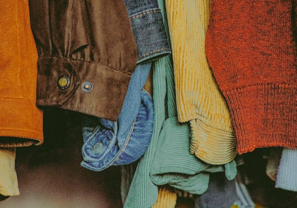 Bunte Kleidungsstücke an einer Kleiderstange als Farbinspiration für Cord-Mode