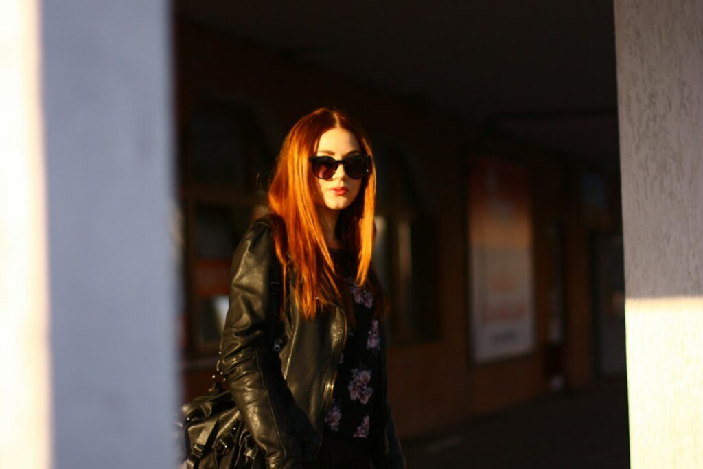 Frau in Jacke an einer Tür als Inspiration zum Lederjacke stylen