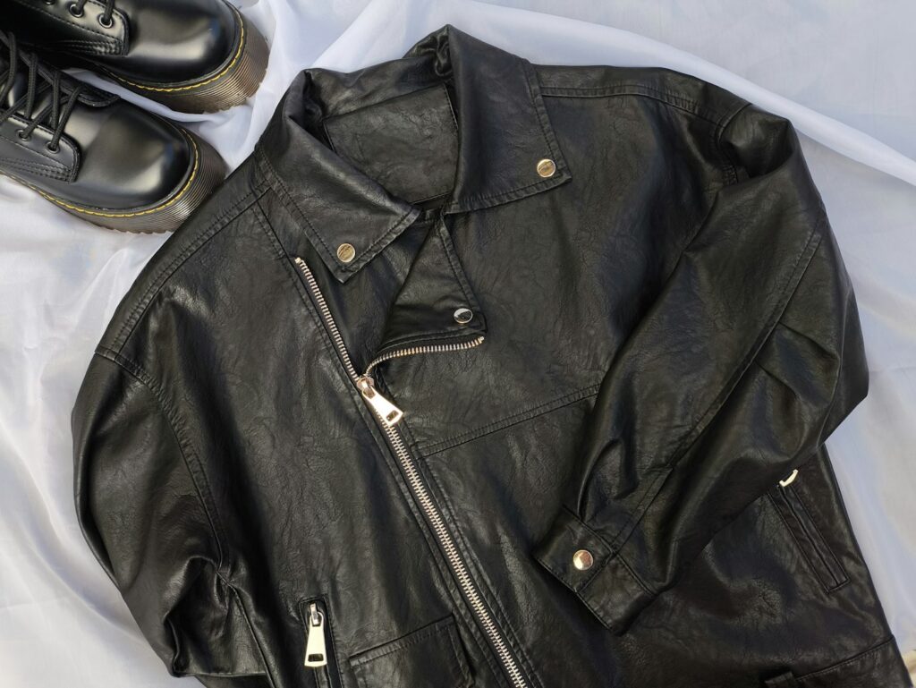 Schwarze Lederjacke und Schuhe als Grundlage zum Lederjacke stylen