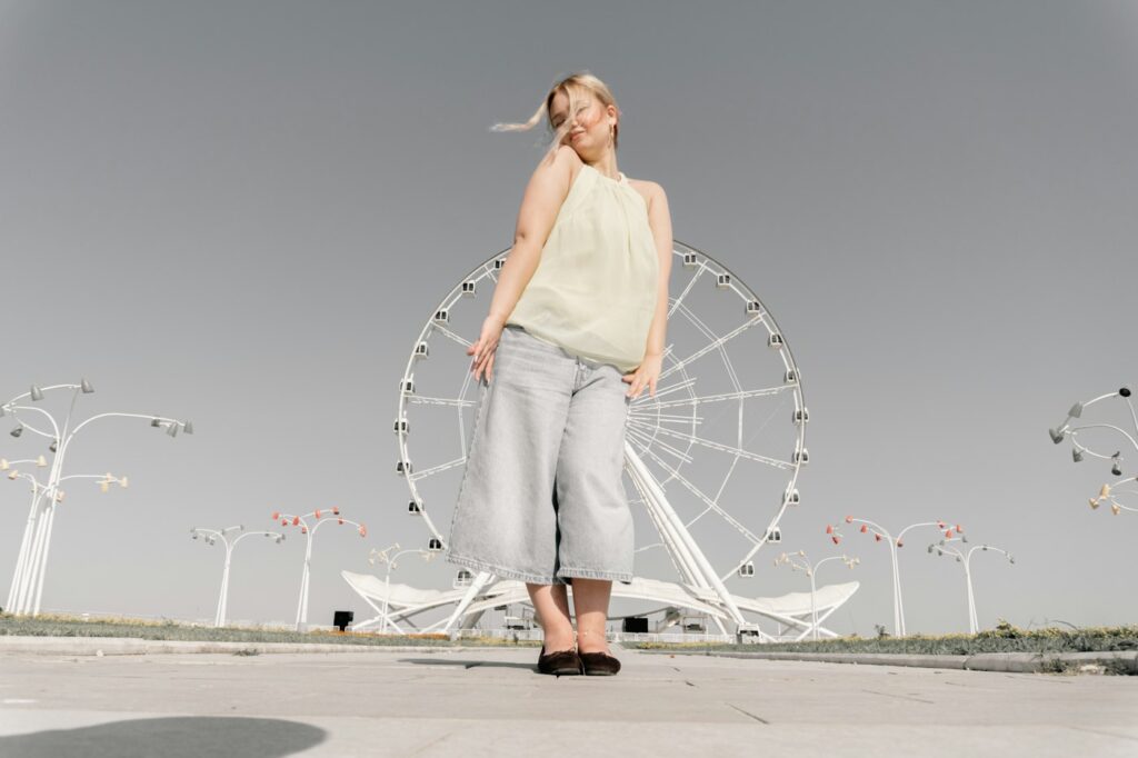 Frau in gelbem Oberteil und weiten Jeans-Culottes