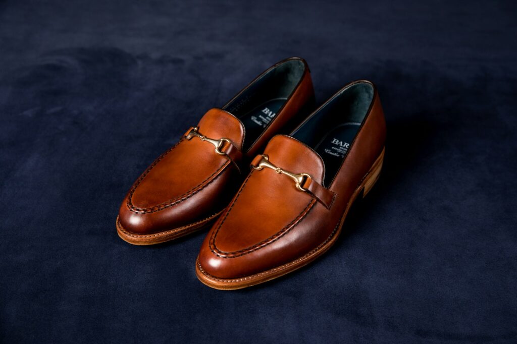 Braune Lederloafer auf blauem Stoff
