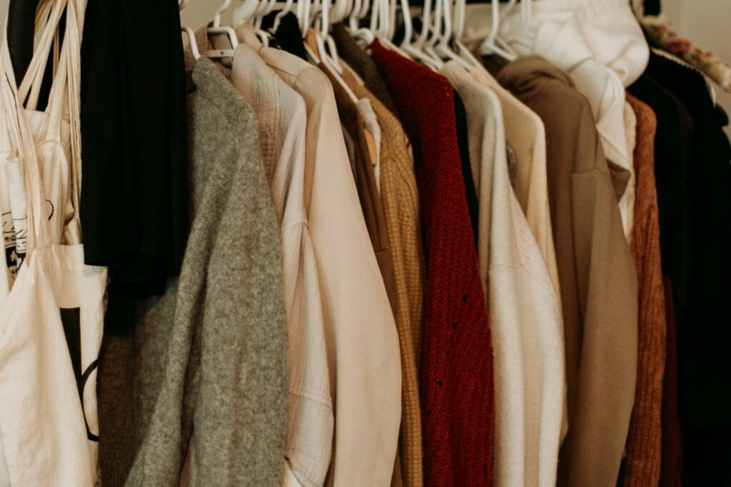 Mantel an einer Kleiderstange als zeitloses Basic der Capsule Wardrobe