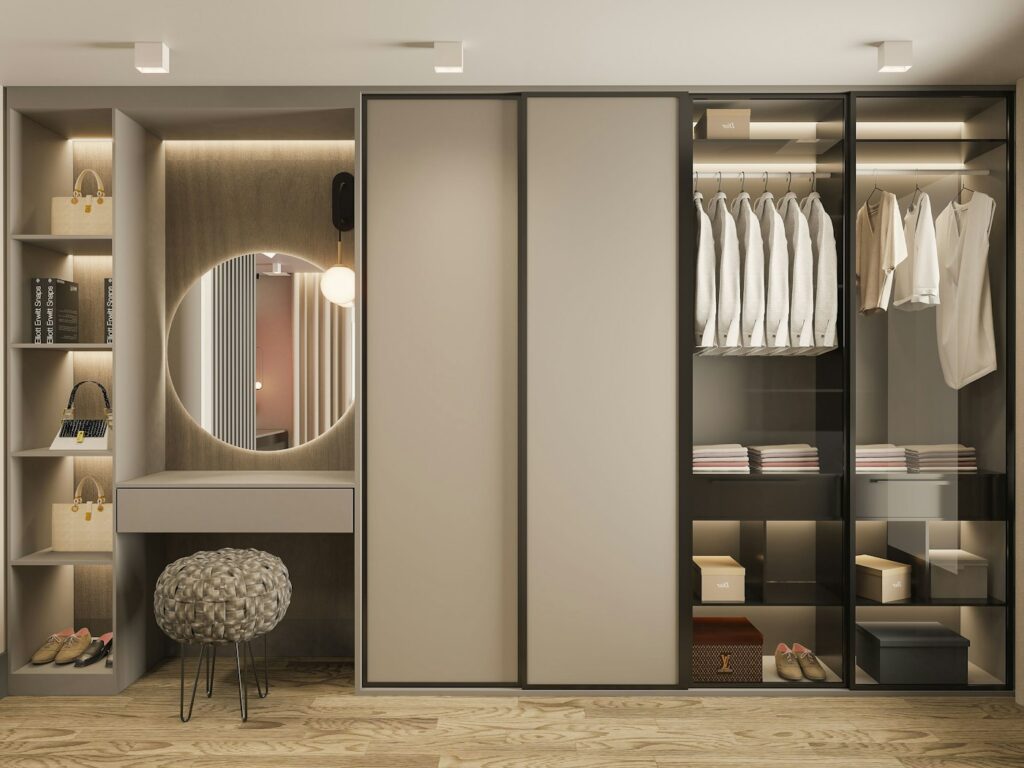 Begehbarer Kleiderschrank mit Spiegel als Inspiration für eine Capsule Wardrobe
