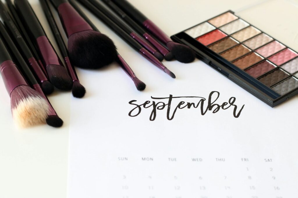 Verschiedene Make-up-Pinsel zum Auftragen von Clean Girl Make-up
