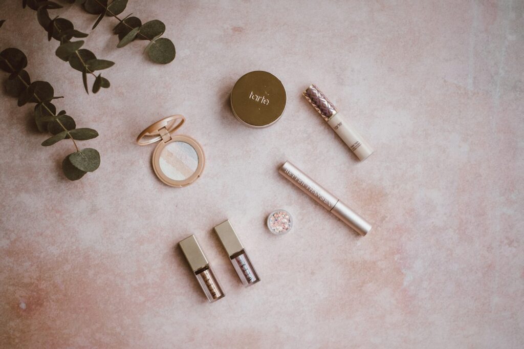 Make-up-Produkte für den natürlichen Clean-Girl-Look auf einer grauen Fläche