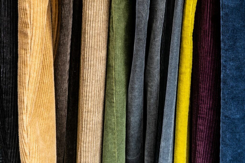Falten aus farbigem Cordstoff
