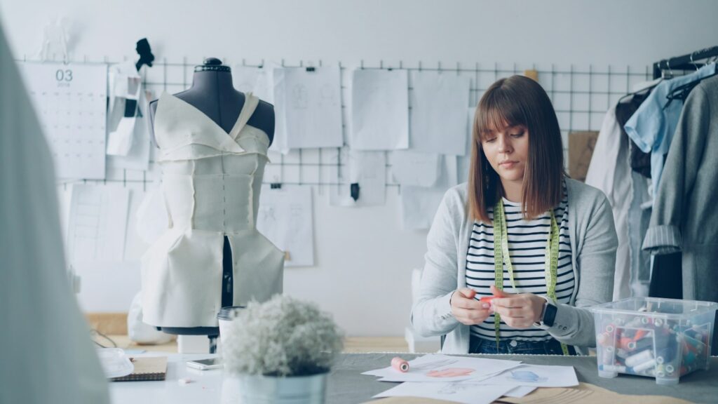 Modedesignerin bei der Arbeit im Atelier