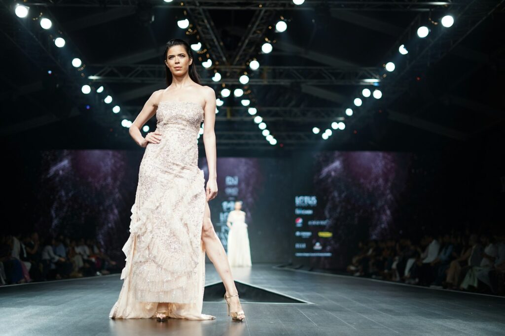 Model in weißem ärmellosem Kleid, ein schlichter Look im Stil der Fashion Week Paris