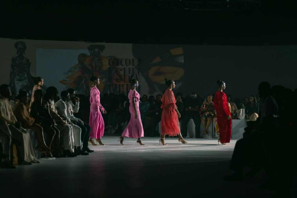 Models auf dem Laufsteg während einer Modenschau, wie sie zur Fashion Week Paris gehört