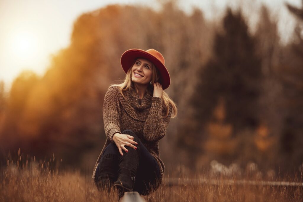 Herbsttrends 2026: Frau im Herbstoutfit auf einer Wiese