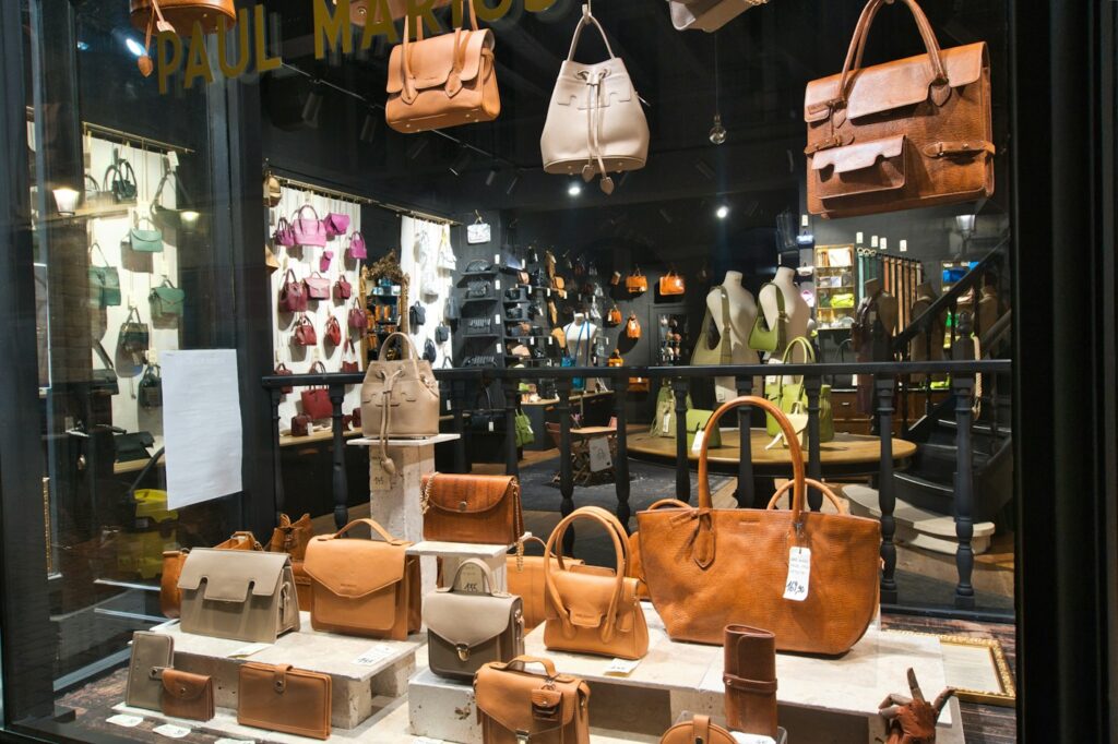 Ledertaschen als It-Bags in einem Schaufenster