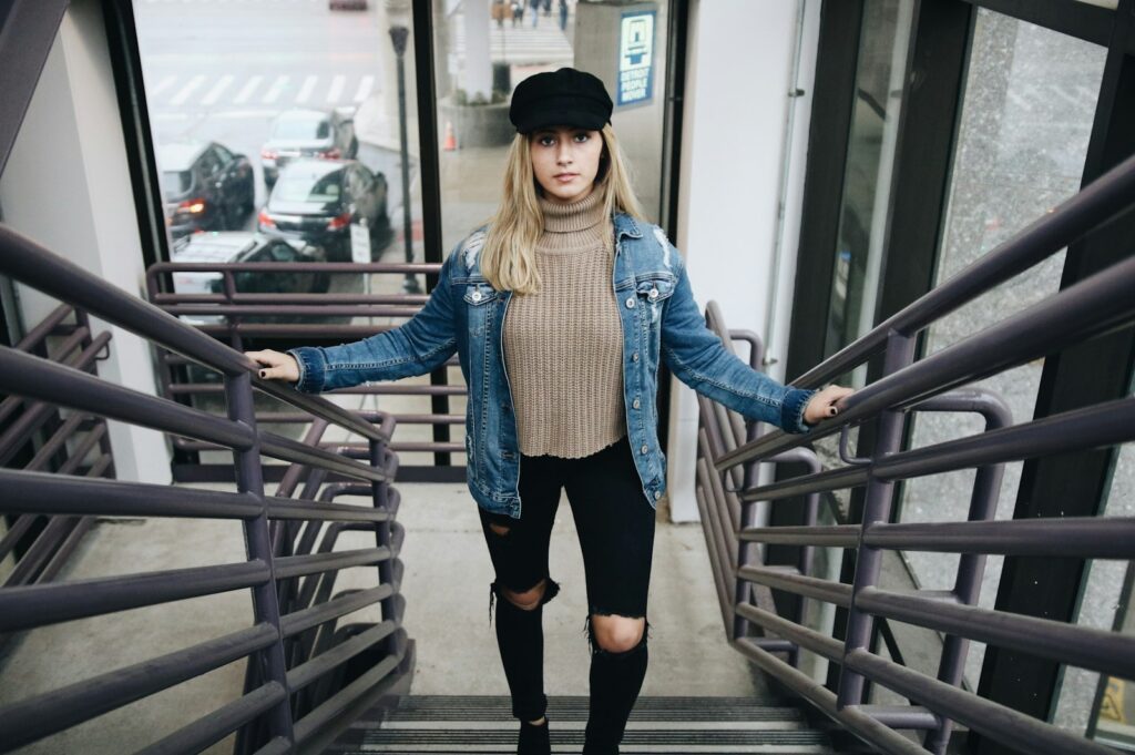 Frau mit Jeansjacke, Pullover und Hut