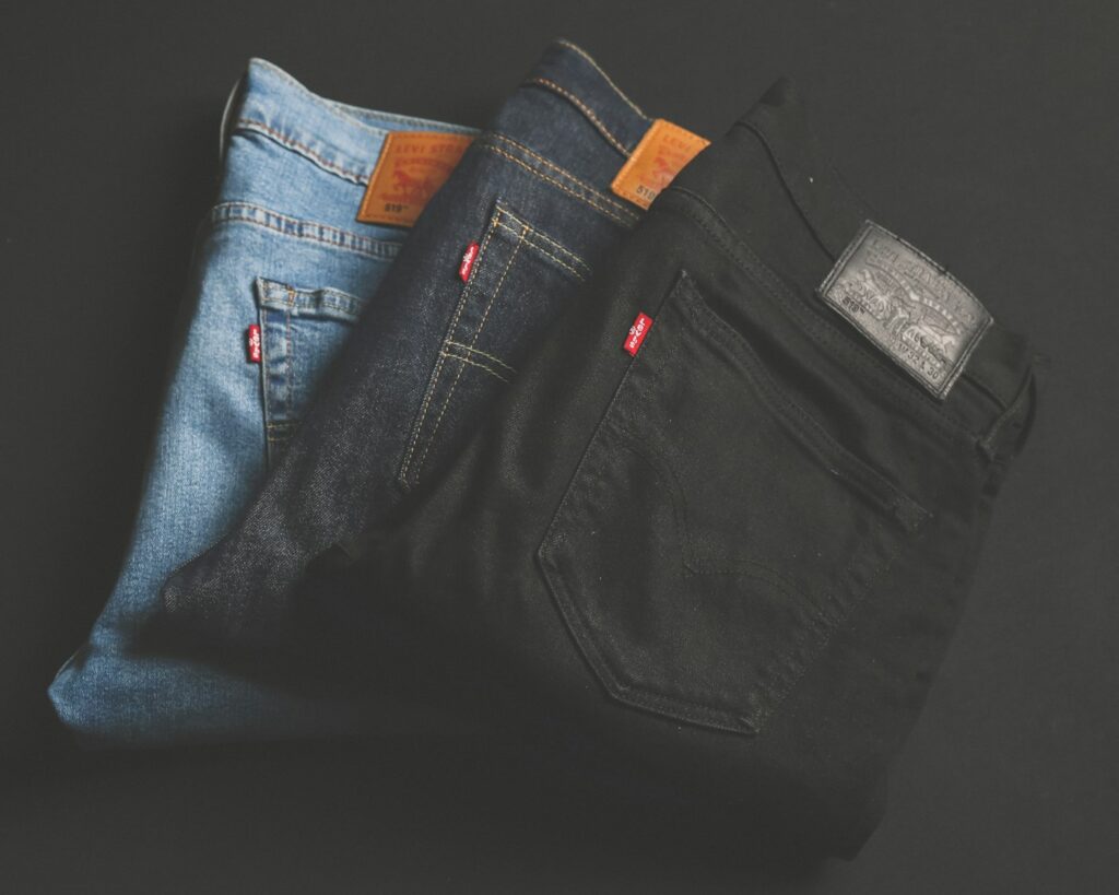 Drei Jeans in verschiedenen Waschungen zum Jeans kombinieren