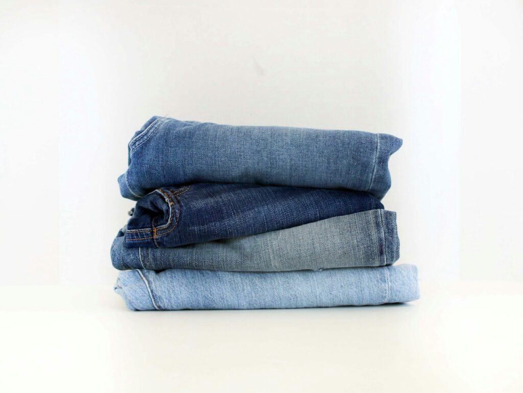 Stapel gefalteter Jeans als Auswahl zum Jeans kombinieren