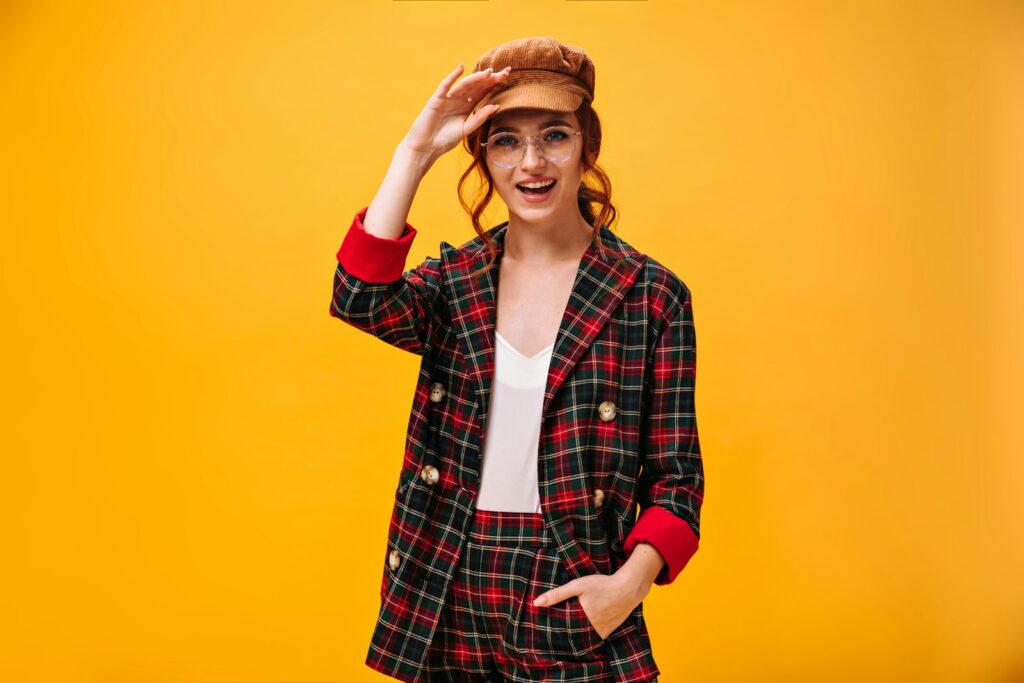 Frau mit karierter Jacke und Hut
