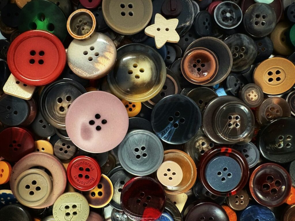 Bunte Knöpfe in verschiedenen Größen als Ersatzteile zum Kleidung reparieren