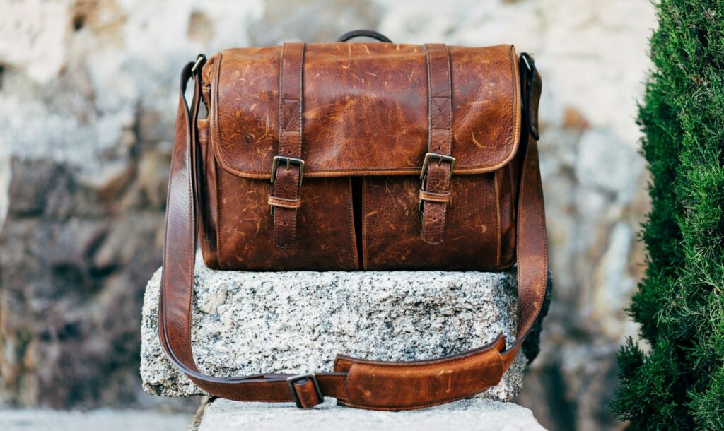 Braune Ledertasche auf Beton