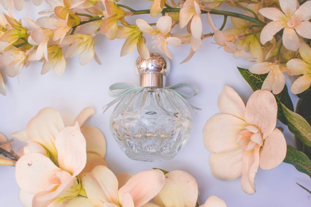 Parfumflakon mit weißen Blumen für einen floralen Duft