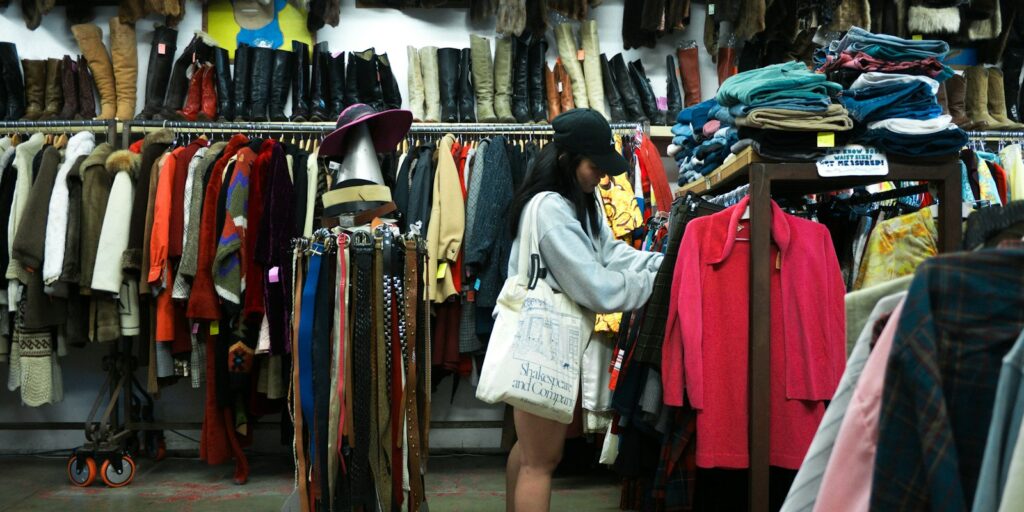 Frau stöbert in einem Secondhand-Laden
