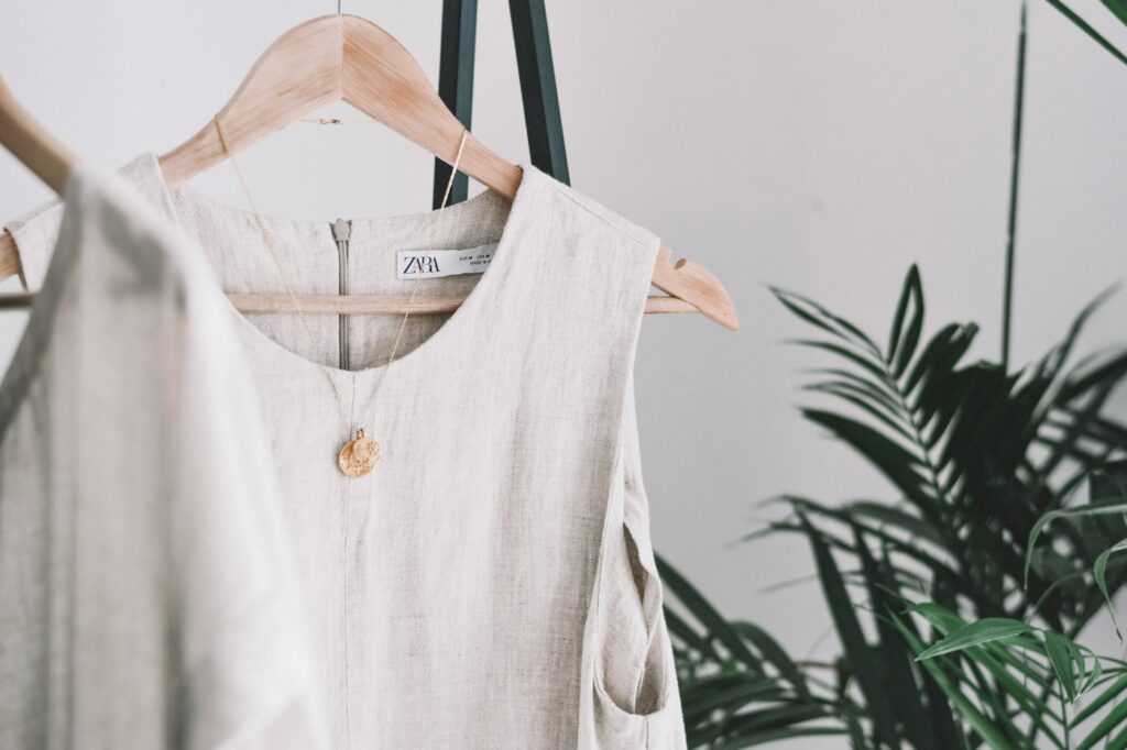 Weißes ärmelloses Oberteil als zeitloses Basic für Slow Fashion