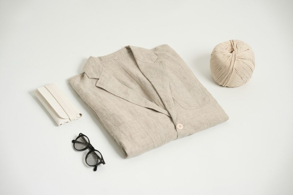 Wollknäuel, Brille und Accessoires als Sinnbild für Handarbeit und Slow Fashion