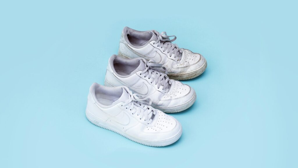 Drei weiße Sneaker nebeneinander