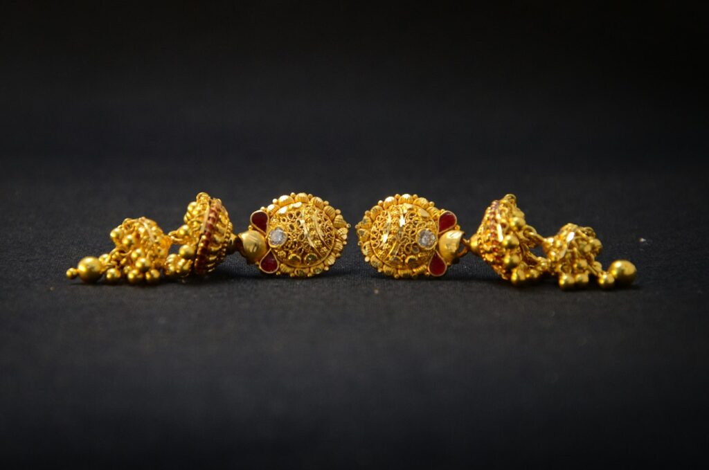 Perlenarmbänder in Gold und Silber als Statement-Schmuck nebeneinander