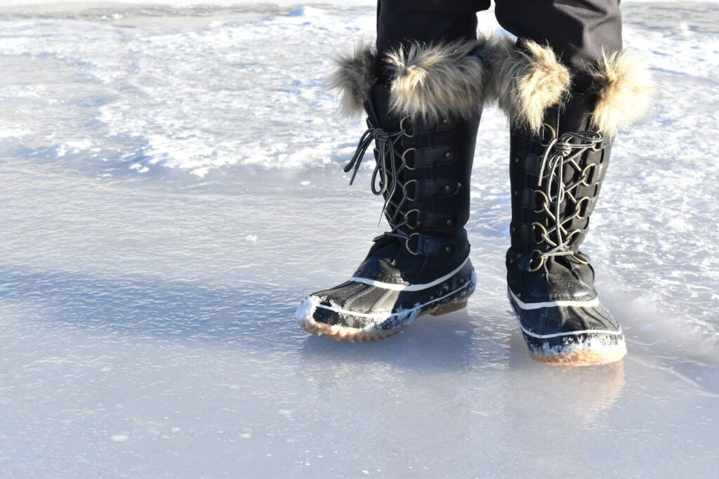 Winterstiefel kaufen: Ein Paar Stiefel steht im Schnee